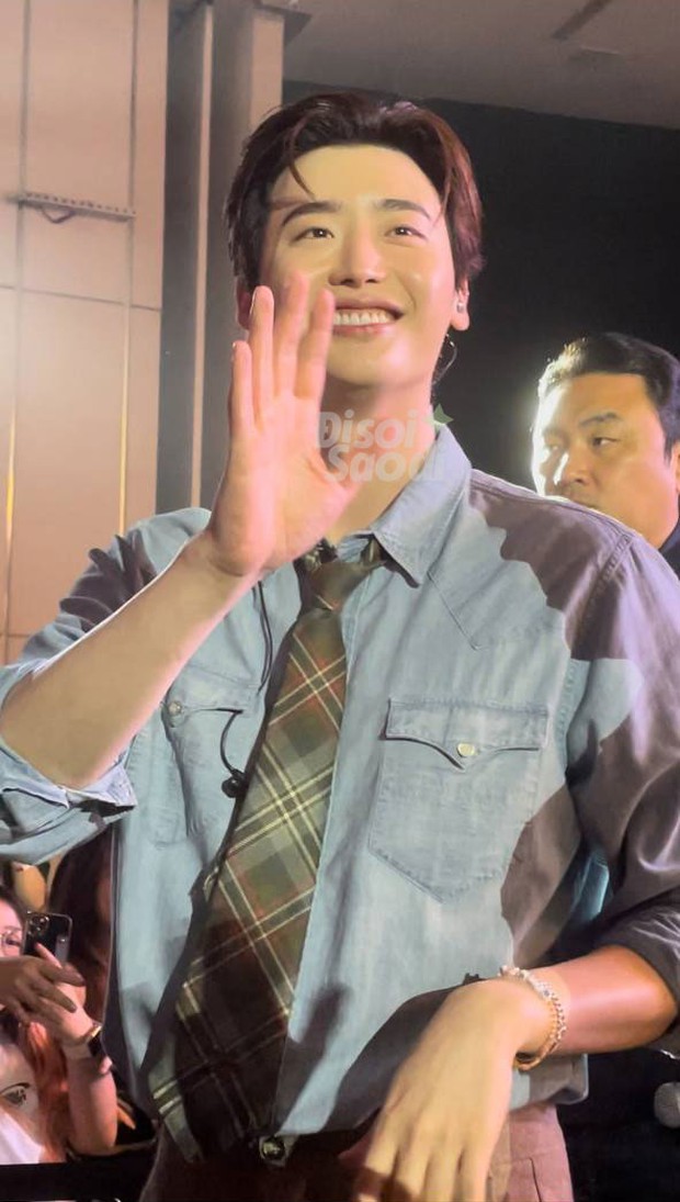 Lee Jong Suk tại Việt Nam: Màn trình diễn visual đậm chất sốc!