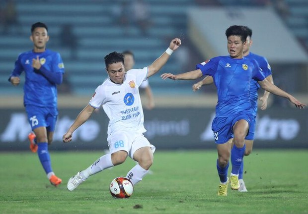Bùng nổ với quyết định VAR, Nam Định nổ súng trong trận đấu hấp dẫn trước Quảng Nam