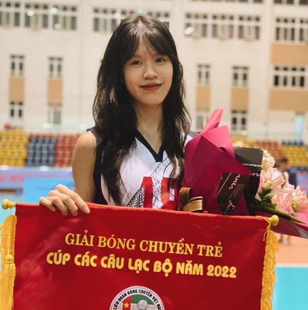 Hot girl bóng chuyền 16 tuổi cao 1m83 gây sốt, vượt xa hoa khôi Kim Huệ