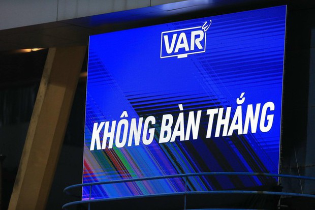CLB CAHN thoát thua nhờ VAR, giành 1 điểm trong trận ra quân cam go hấp dẫn