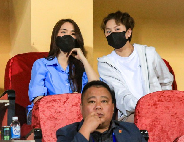 Hoà Minzy thể hiện sự cống hiến tột độ khi xuất hiện tại sân Hàng Đẫy, cuồng nhiệt hỗ trợ người yêu thể thao