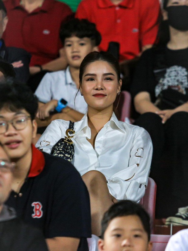 Vợ siêu mẫu của Mạc Hồng Quân khiến cả sân vận động chao đảo, nhan sắc không thể chối từ