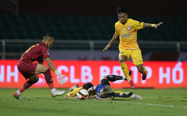 Kỷ lục! Đội hình CLB TPHCM xuất sắc giành thắng lợi, 2 cầu thủ bị nhập viện!