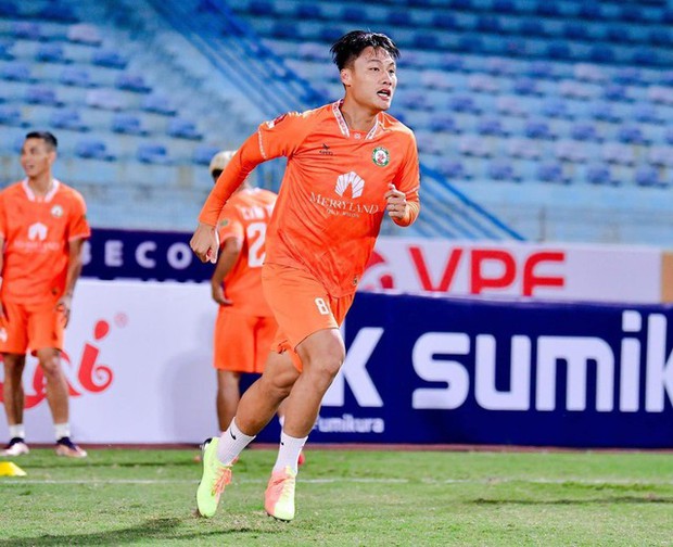 Vợ siêu mẫu của Mạc Hồng Quân khiến cả sân vận động chao đảo, nhan sắc không thể chối từ