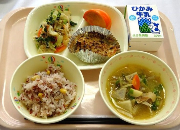 Ai cũng mê bữa ăn trưa của học sinh Nhật, đủ chất mà rẻ, có cả chuyên gia cân đo dinh dưỡng - Ảnh 9.