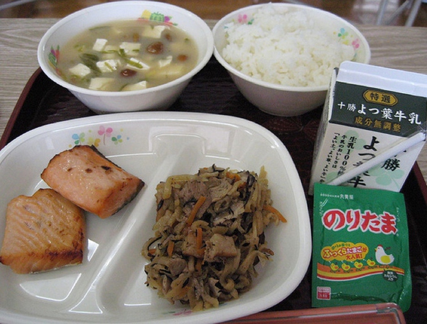 Ai cũng mê bữa ăn trưa của học sinh Nhật, đủ chất mà rẻ, có cả chuyên gia cân đo dinh dưỡng - Ảnh 8.