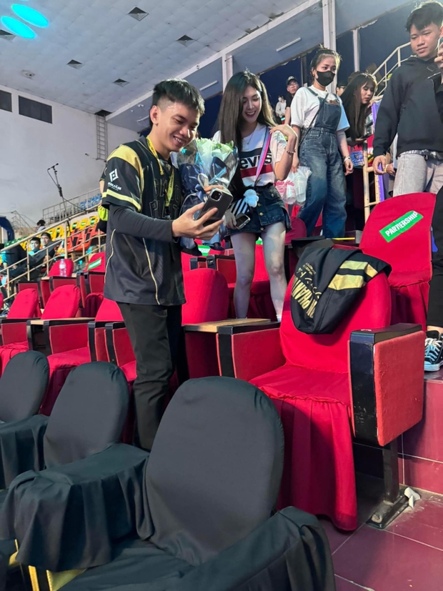 Quỳnh Alee khoe tình bạn trai game thủ qua nhiều khoảnh khắc thân mật, đốn tim fan hâm mộ!