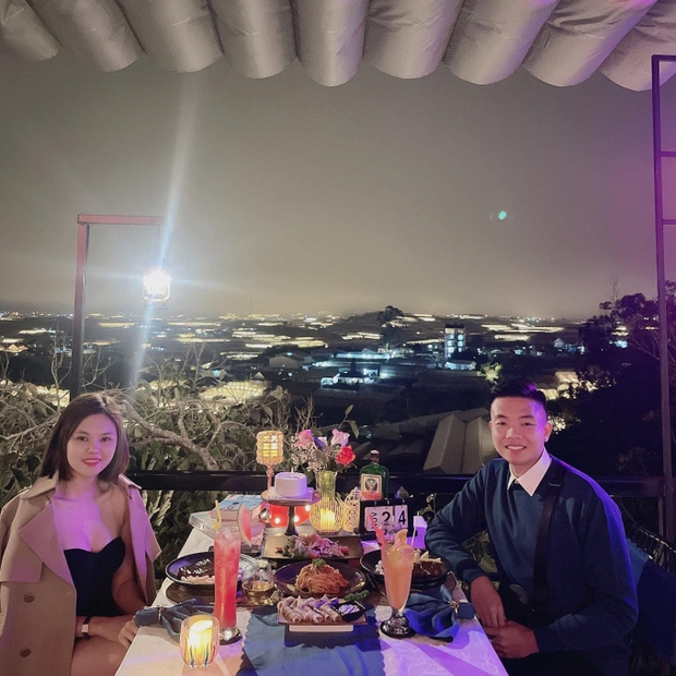 HLV Park Hang-seo - Một hôn nhân đích thực, vàng đeo lung linh