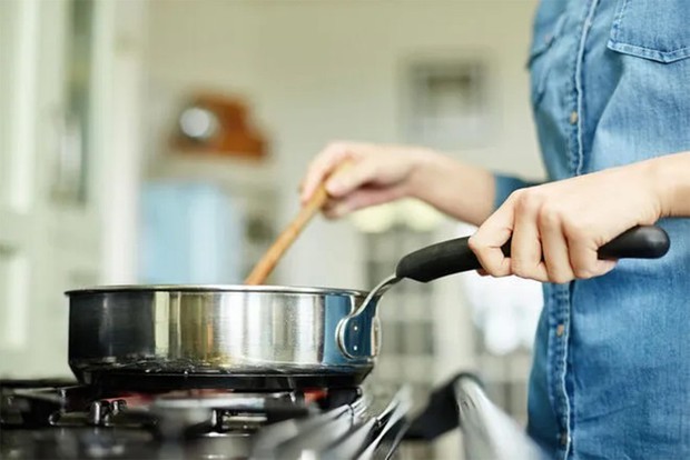 9 lý do nên nấu ăn bằng thìa gỗ - Ảnh 2.