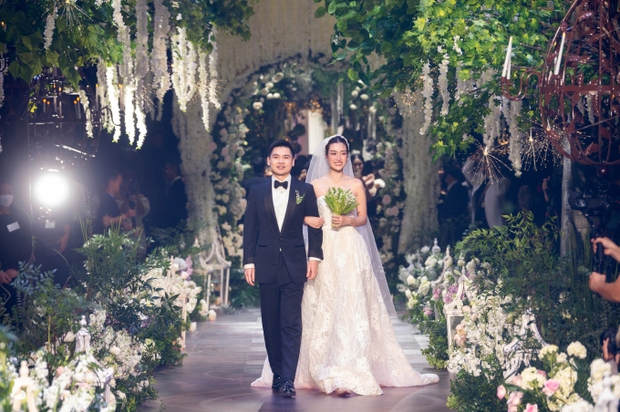 Hoa hậu Đỗ Mỹ Linh và chồng tình tứ trong kỷ niệm 1 năm đám cưới, hiếm hoi công khai làm việc này - Ảnh 4.