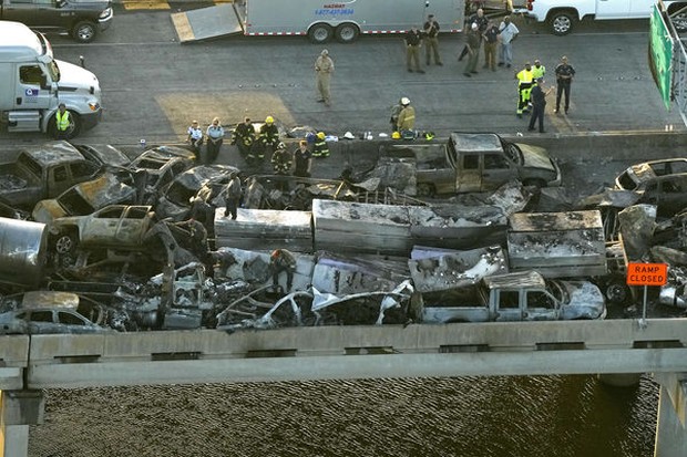 Hiện trường vụ đâm xe kinh hoàng trên cao tốc Mỹ: Loạt ô tô cháy đen đè lên nhau, ít nhất 32 người thương vong - Ảnh 5.