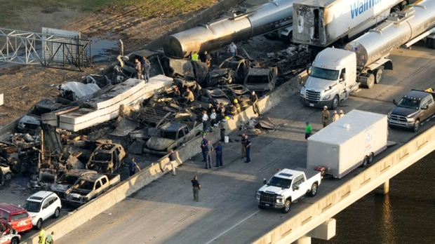 Hiện trường vụ đâm xe kinh hoàng trên cao tốc Mỹ: Loạt ô tô cháy đen đè lên nhau, ít nhất 32 người thương vong - Ảnh 4.