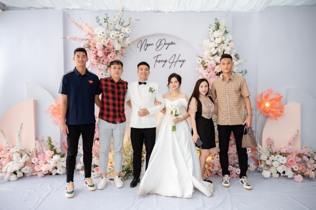 HLV Park Hang-seo - Một hôn nhân đích thực, vàng đeo lung linh