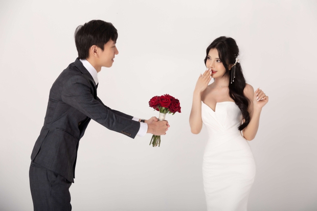 Lộ diện ảnh cưới chưa tiết lộ của Văn Tùng - Mai Dora, chú rể gọi cô dâu là 'vợ bé' gây bất ngờ cho dân tình