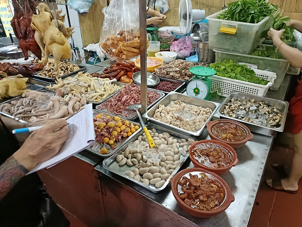 Hàng cơm bình dân ở Lạng Sơn hút mắt bởi các món nổi tiếng: vịt quay, gà luộc - Ảnh 1.