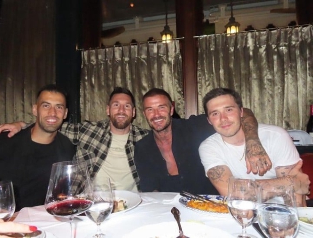 Messi family's special evening in Miami: Dining with Beckham's family, taking pictures with Ed Sheeran, receiving 13 million hearts - Photo 2.