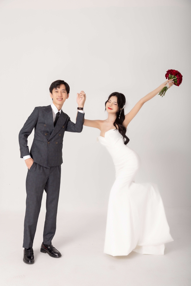 Lộ diện ảnh cưới chưa tiết lộ của Văn Tùng - Mai Dora, chú rể gọi cô dâu là 'vợ bé' gây bất ngờ cho dân tình