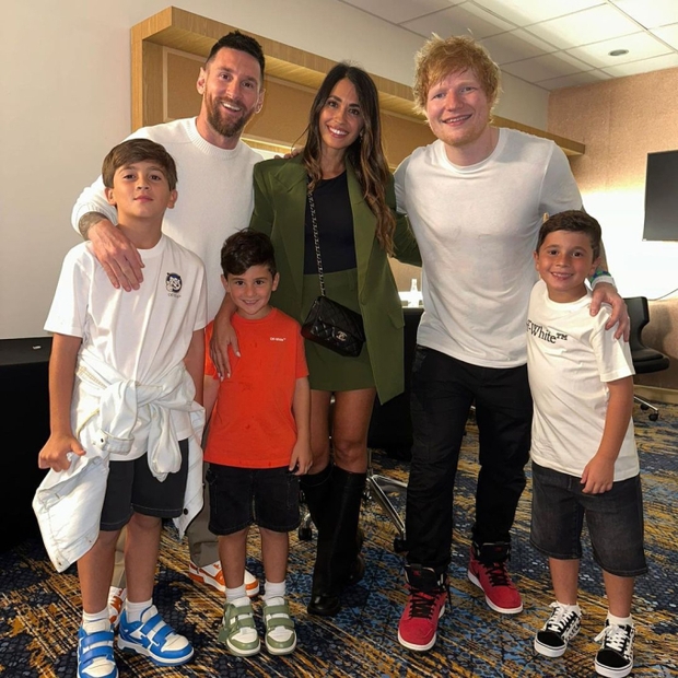 Messi family's special evening in Miami: Dining with Beckham's family, taking pictures with Ed Sheeran, receiving 13 million hearts - Photo 1.