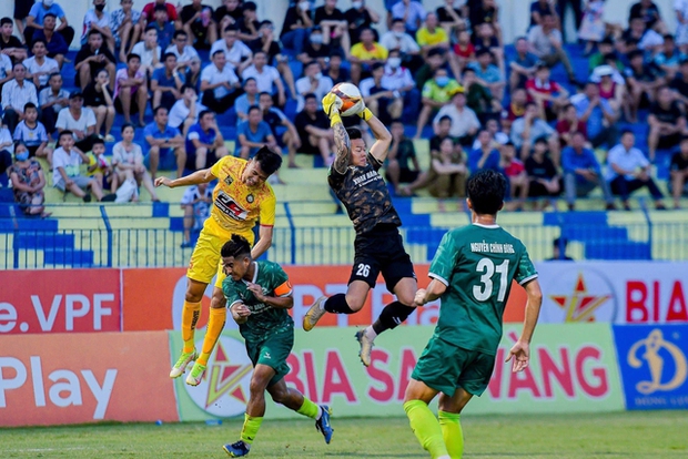 Thủ môn danh tiếng gặp gỡ hotgirl xứ Nghệ, hạ cánh bộ ảnh cưới đẳng cấp dân bóng đá