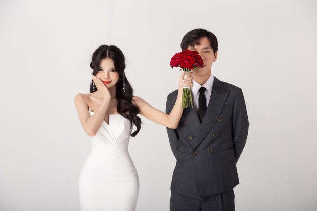 Lộ diện ảnh cưới chưa tiết lộ của Văn Tùng - Mai Dora, chú rể gọi cô dâu là 'vợ bé' gây bất ngờ cho dân tình