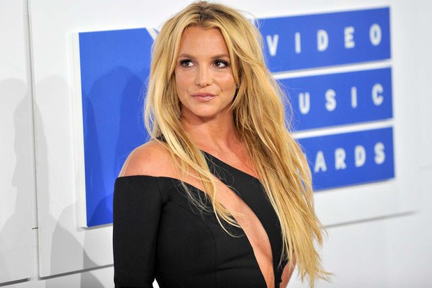 Spent billions of dollars on surgery to look like Britney Spears, what does this once crazy fan look like now? - Photo 2.