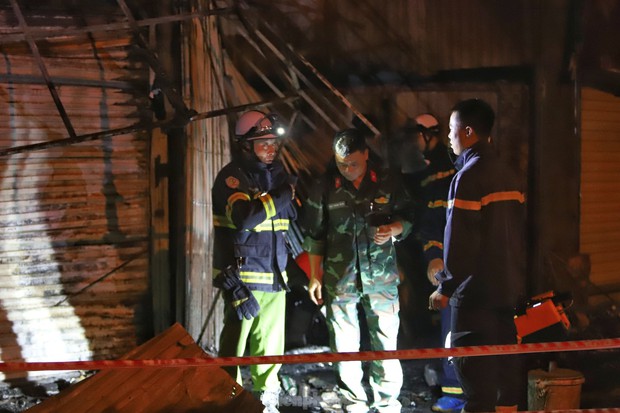 Cận cảnh hiện trường vụ cháy khiến 4 người trong một gia đình thương vong ở Hà Nội - Ảnh 5.