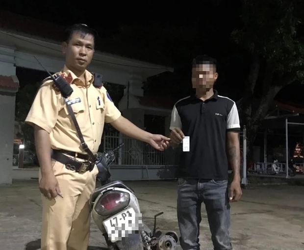 Phát hiện tài xế chơi ma túy vẫn chở khách - Ảnh 3. Phát hiện tài xế chơi ma túy vẫn chở khách - Ảnh 3.