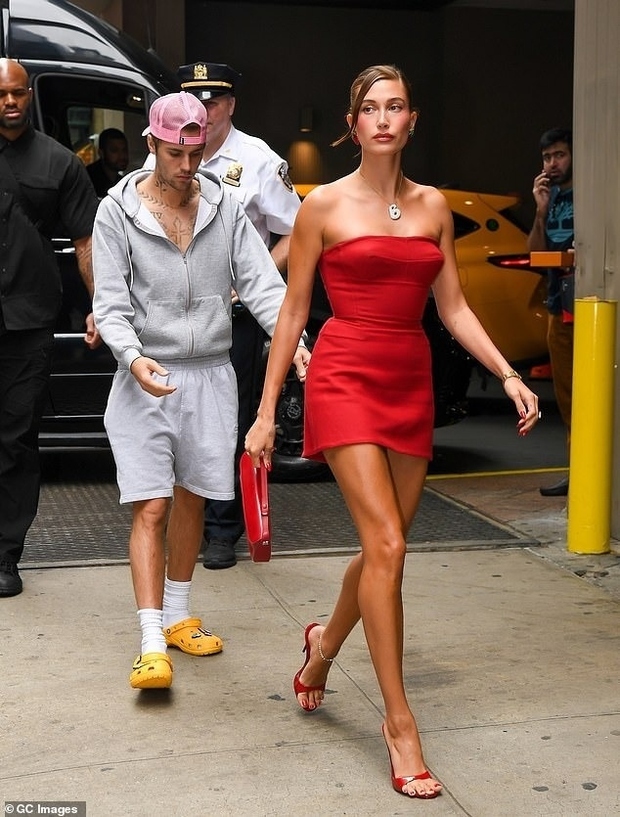 Hailey wears 90s clothes on the street with Justin Bieber after the costume controversy - Photo 7.