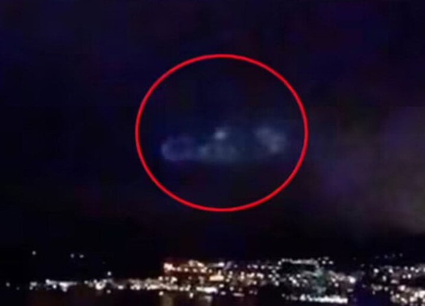 UFO hình đĩa khổng lồ lơ lửng trên hồ nổi tiếng Thụy Sĩ - Ảnh 2.