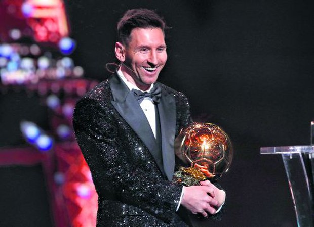 Truyền thông Anh: Ronaldo bị sốc khi Messi khoe Quả bóng vàng thứ 8... - Ảnh 3. Truyền thông Anh: Ronaldo bị sốc khi Messi khoe Quả bóng vàng thứ 8... - Ảnh 3.