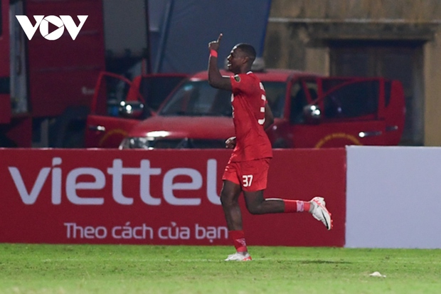 Thể thao: Viettel FC chia điểm với Thanh Hóa trong trận đấu đầy thẻ đỏ tại sân Hàng Đẫy