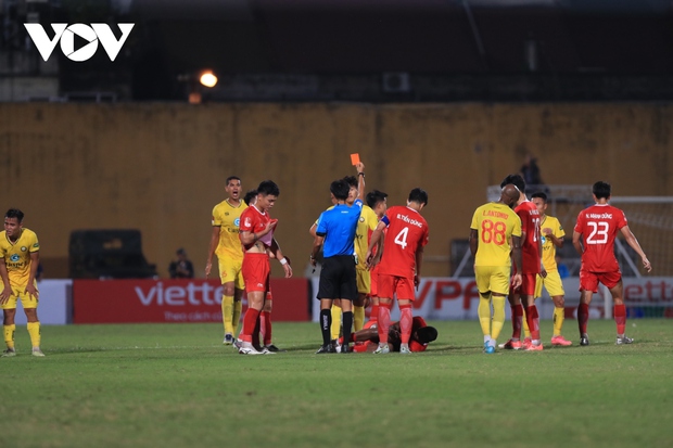 Thể thao: Viettel FC chia điểm với Thanh Hóa trong trận đấu đầy thẻ đỏ tại sân Hàng Đẫy