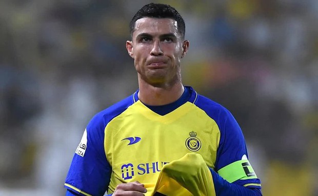 Truyền thông Anh: Ronaldo bị sốc khi Messi khoe Quả bóng vàng thứ 8... - Ảnh 1. Truyền thông Anh: Ronaldo bị sốc khi Messi khoe Quả bóng vàng thứ 8... - Ảnh 1.