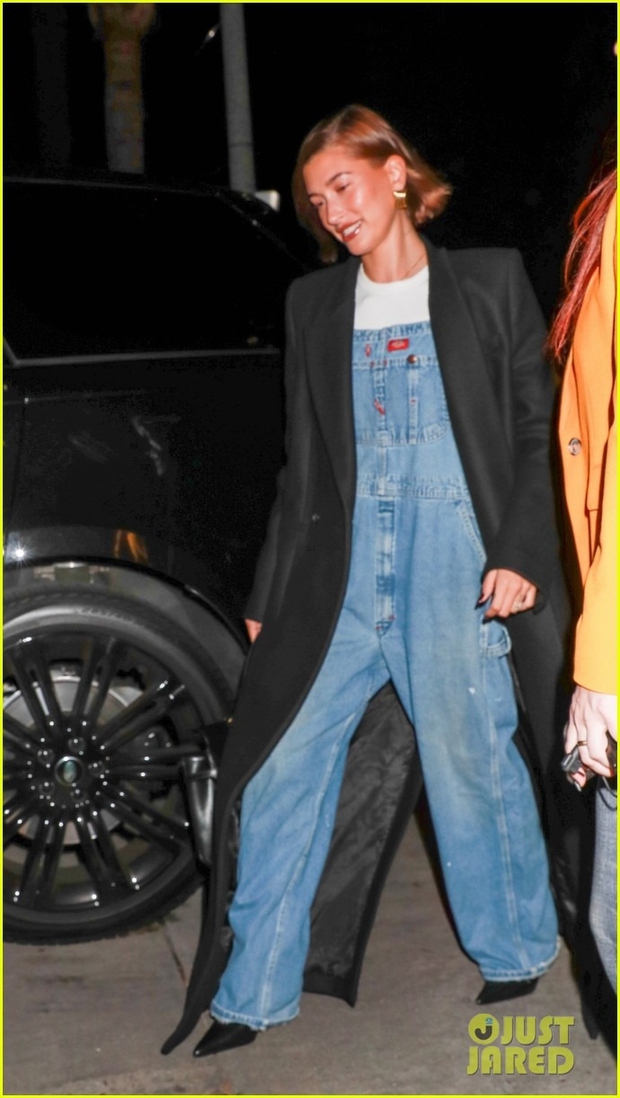 Hailey wears 90s clothes on the street with Justin Bieber after the costume controversy - Photo 4.