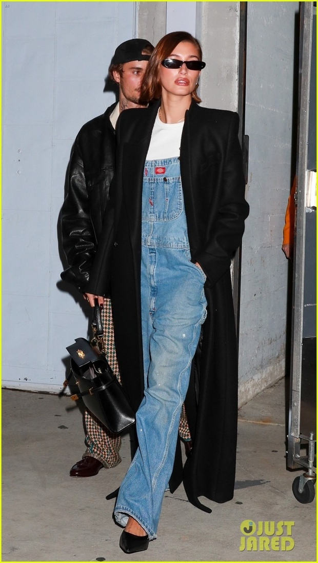 Hailey wears 90s clothes on the street with Justin Bieber after the costume controversy - Photo 2.