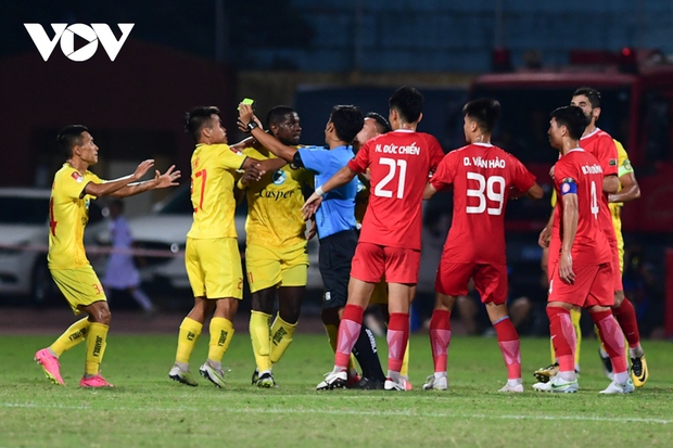 Thể thao: Viettel FC chia điểm với Thanh Hóa trong trận đấu đầy thẻ đỏ tại sân Hàng Đẫy