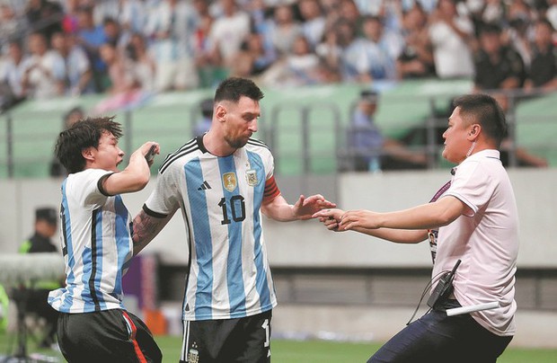 Phản ứng chỉ trích từ CĐV sau việc hủy trận đấu của Messi tại Trung Quốc