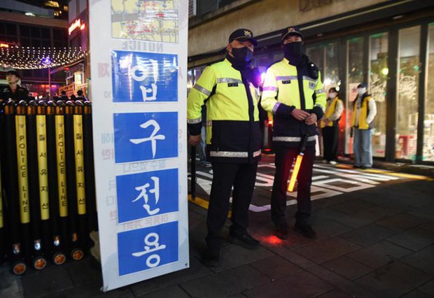 Ảnh mới nhất tại nơi xảy ra thảm họa giẫm đạp Itaewon: Đường phố vắng vẻ, cảnh sát túc trực phòng bất trắc dịp Halloween - Ảnh 10.