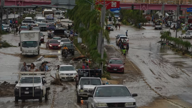 Cướp bóc hoành hành tại Acapulco (Mexico) sau khi bão Otis tàn phá - Ảnh 2.