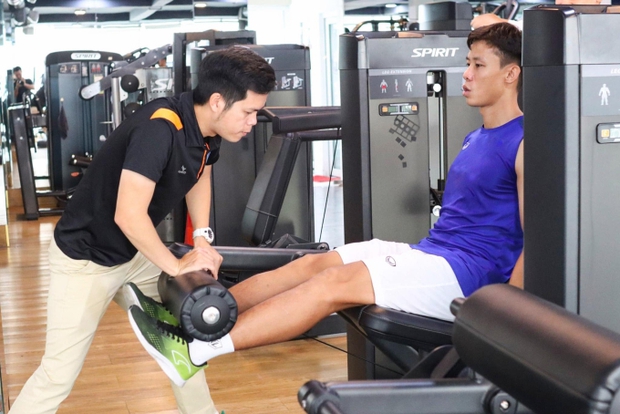 Vợ của đội trưởng ĐT Việt Nam: Tình cảm và sự trung thành khi chồng xa nhà