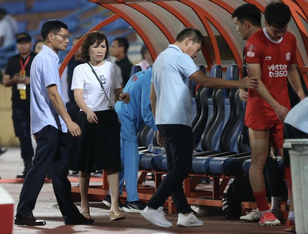 Tình yêu vì con - Ánh mắt uất hận của mẹ Hoàng Đức trong ngày con trai chấn thương