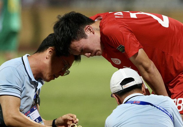 Tình yêu vì con - Ánh mắt uất hận của mẹ Hoàng Đức trong ngày con trai chấn thương