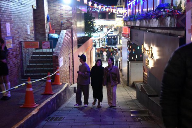Ảnh mới nhất tại nơi xảy ra thảm họa giẫm đạp Itaewon: Đường phố vắng vẻ, cảnh sát túc trực phòng bất trắc dịp Halloween - Ảnh 4.