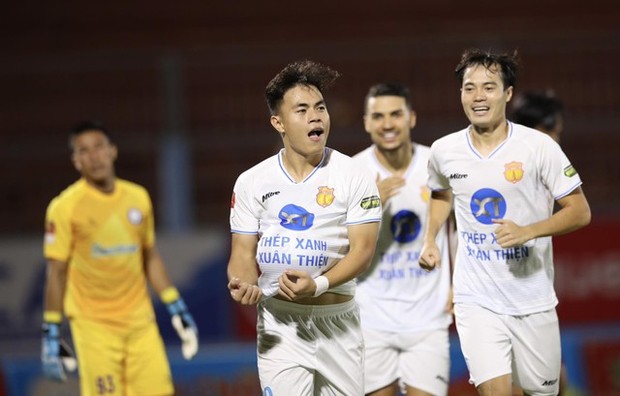 Tiền vệ tuyển Việt Nam ăn mừng kiểu bụng bầu thầm báo tin vui của vợ - Ảnh 2.