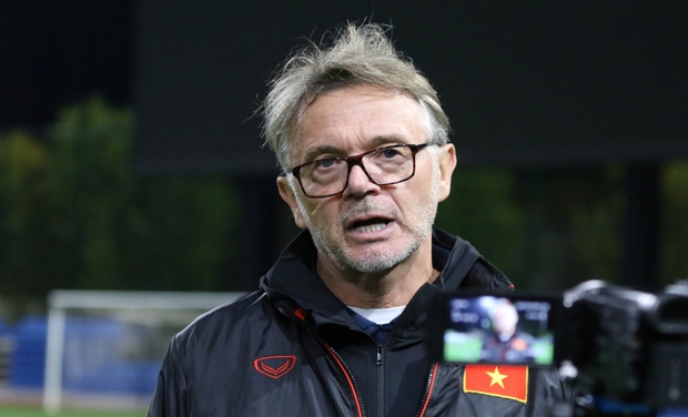 HLV Troussier nhận tin sét đánh trước thềm vòng loại 2 World Cup 2026 - Ảnh 1.