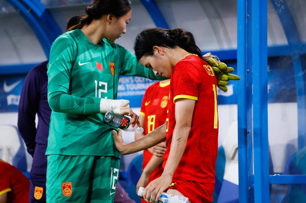 Tuyển Trung Quốc nhận thêm tin xấu tại vòng loại Olympic, nguy cơ bị loại sớm bởi Hàn Quốc và Triều Tiên - Ảnh 2. Tuyển Trung Quốc nhận thêm tin xấu tại vòng loại Olympic, nguy cơ bị loại sớm bởi Hàn Quốc và Triều Tiên - Ảnh 2.