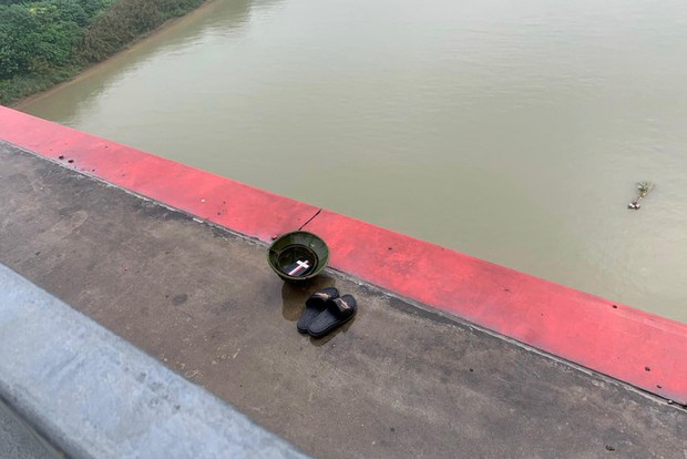 Hà Nội: Kịp thời cứu sống nam thanh niên nhảy cầu Nhật Tân - Ảnh 1. Hà Nội: Kịp thời cứu sống nam thanh niên nhảy cầu Nhật Tân - Ảnh 1.