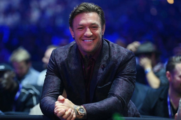 Ronaldo xuất hiện tại sự kiện với trang sức đắt tiền, khuôn mặt thay đổi bí ẩn!