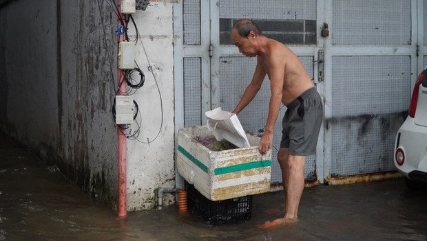 Loạt ảnh người dân TPHCM hì hục dắt xe qua đoạn đường ngập ngày triều cường dâng cao - Ảnh 9.