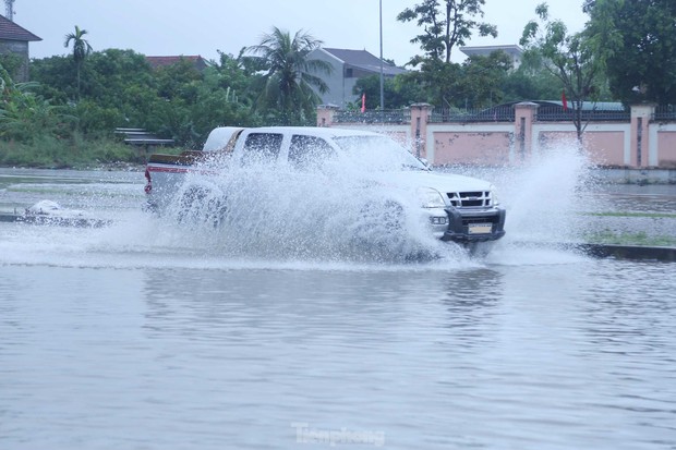 Mưa trắng trời nhấn chìm nhiều tuyến đường ở TP Vinh - Ảnh 4. Mưa trắng trời nhấn chìm nhiều tuyến đường ở TP Vinh - Ảnh 4.